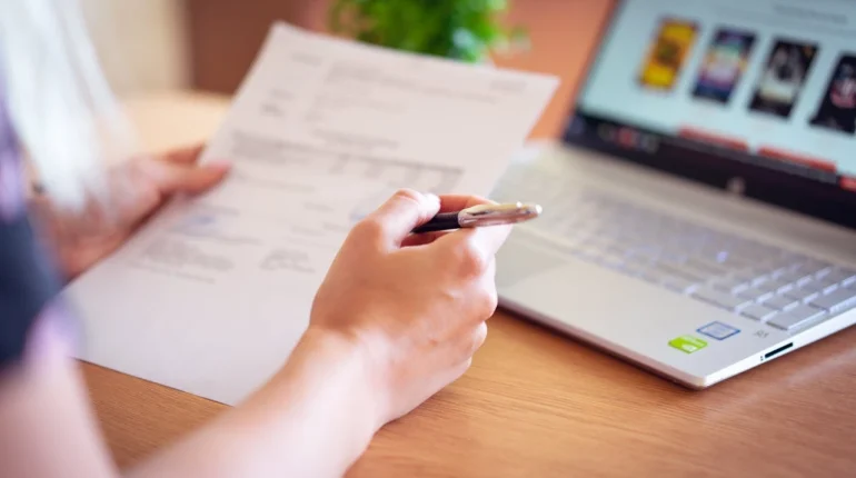 Pessoa estudando e se qualificando para a indústria com oito formas de aprendizado, usando computador e documentos para aprimorar habilidades profissionais.